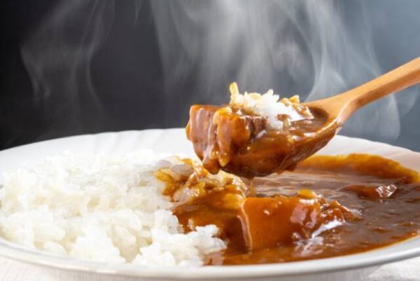 カレー屋で…難癖をつけてくる迷惑客にイラッ。だが次の瞬間⇒店長「…お待たせしました」提供された”カレー”に…迷惑客「ぐっ…！」