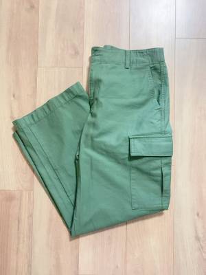 《厳選》穿くだけで…「美脚」になれるっ？！【ユニクロ】の”ボトムス”は「カッコよく」きまるぅーー！