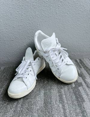 《やっぱり安定に人気のコレ♡》「1足は持っておきたい」”白スニーカー”で楽しむコーデ3選