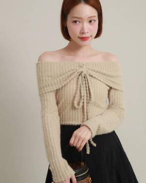 デコルテきれい見え♡ いま気になるのは【オフショルトップス】