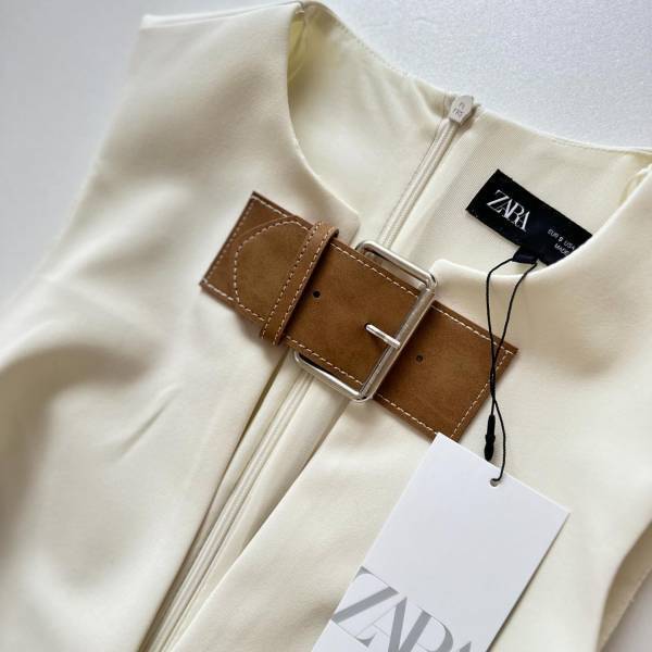 胸元のデザインが「とにかく可愛すぎる」【ZARA】「完売前にゲットして欲しい」”ミニワンピコーデ”が「かなりタイプで…♡」