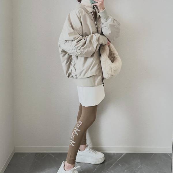 胸元のデザインが「とにかく可愛すぎる」【ZARA】「完売前にゲットして欲しい」”ミニワンピコーデ”が「かなりタイプで…♡」