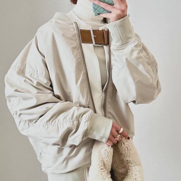 胸元のデザインが「とにかく可愛すぎる」【ZARA】「完売前にゲットして欲しい」”ミニワンピコーデ”が「かなりタイプで…♡」