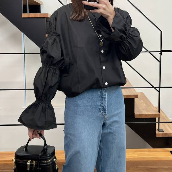 このフリルに「惚れました♡」〈カジュアルもガーリーコーデもこれ1着で叶う♡〉春におすすめの”ブラウス”2選