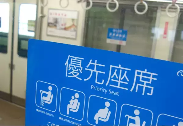 「若いんだから席を譲れ！」優先席に座る”妊婦”を怒鳴りつけるおじさん！？→その後、女性客の【独り言】でおじさん赤っ恥！