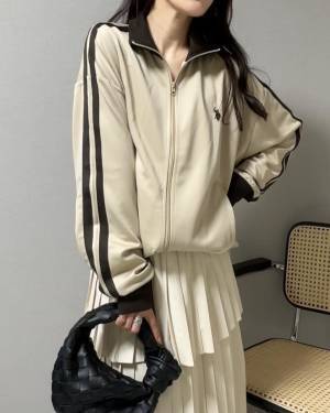 「お揃い」で着ても可愛い♡【WEGO】の「万能すぎる」”神トラックジャケット”買って損なし！