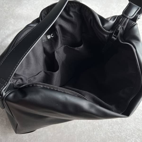 これは愛用したくなる♡【UNIQLO新作】「春夏コレクション」”レザーバッグ”の収納力がばっちり！！