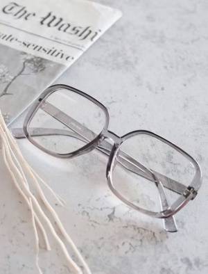 再燃してる！この時期買い足したい！トレンド【伊達メガネ】って？