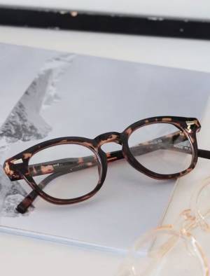 再燃してる！この時期買い足したい！トレンド【伊達メガネ】って？