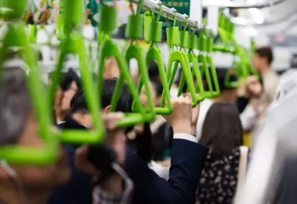 ＜女子高生が救世主…！？＞”2人の子ども”をつれる乗客。空席がなく落胆していると…→女子高生の”優しい声掛け”に涙！