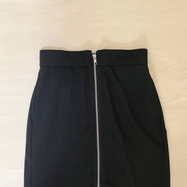 「オンラインではサイズ欠け」！？セットアップ風もできる【GU】の“フロントジップナローロングスカート”着回しコーデ3選