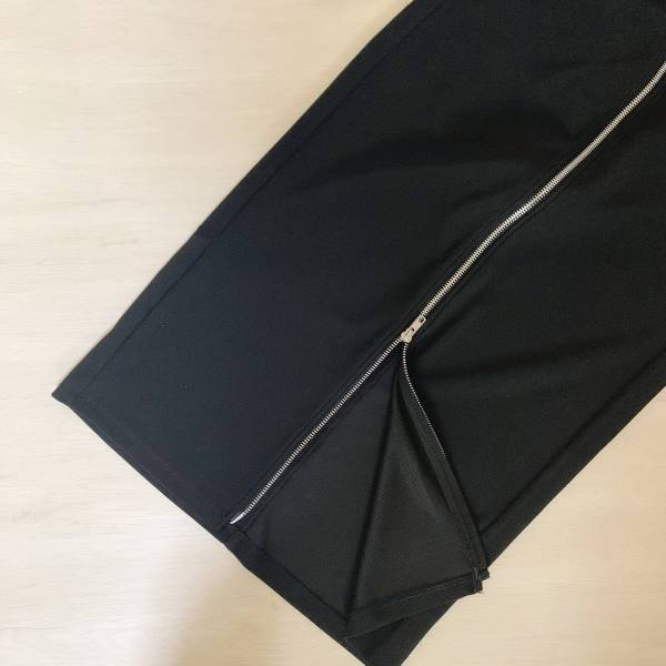 「オンラインではサイズ欠け」！？セットアップ風もできる【GU】の“フロントジップナローロングスカート”着回しコーデ3選