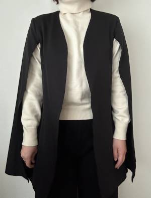 《定番アイテムばかり手に取ってない？》【SHEIN】でオシャレ見え抜群のお得な”ケープジャケット”見つけた♡「試してみる価値あり」