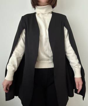 《定番アイテムばかり手に取ってない？》【SHEIN】でオシャレ見え抜群のお得な”ケープジャケット”見つけた♡「試してみる価値あり」