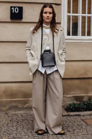 洒落感をまとうなら、やっぱり「ニュアンスカラー」が効く！【ストリートスナップ】