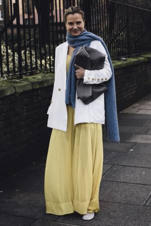 ポジティブマインドを呼び覚ます、フレッシュなイエロースタイル【ストリートスナップ】