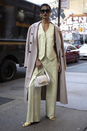 ポジティブマインドを呼び覚ます、フレッシュなイエロースタイル【ストリートスナップ】