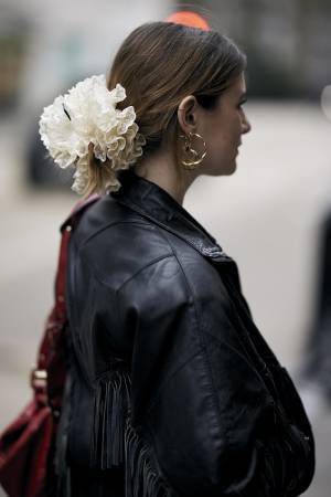 インパクト重視！ 最新ストリートスナップから紐解く「ヘアアクセサリー」事情