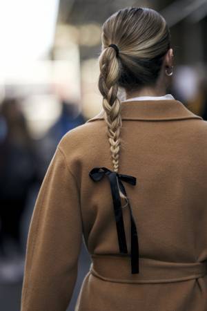 インパクト重視！ 最新ストリートスナップから紐解く「ヘアアクセサリー」事情