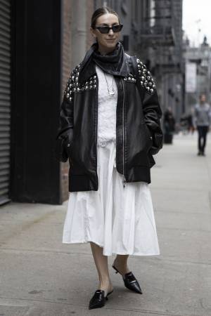 「スカーフ」で洒落感を倍増！ アレンジの幅が広がる活用術５選【ストリートスナップ】