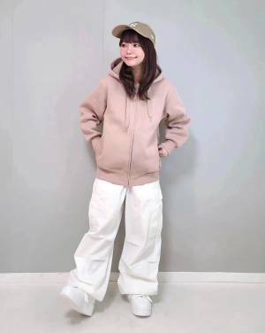 大人可愛い『ピンク』にキュン♡【GU】着回し力も抜群！「春色パーカー」