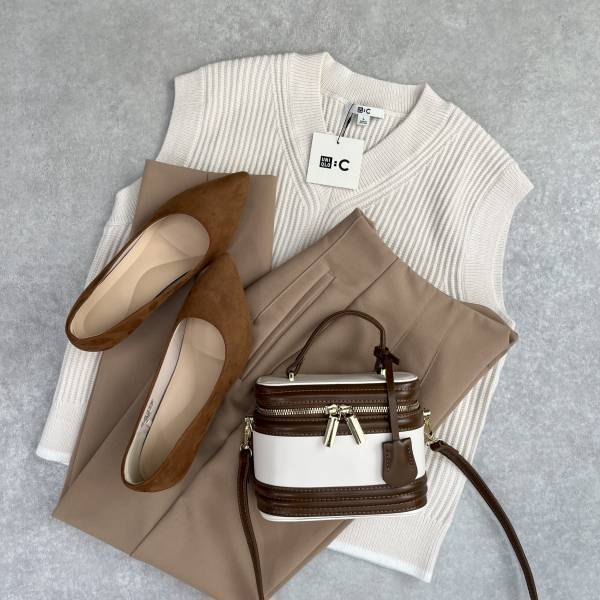 《ズボンでもスカートでもOK♡》「もう在庫が欠けて」いる！？【UNIQLO：C 】の”Vネックベスト”のコーディネート特集！