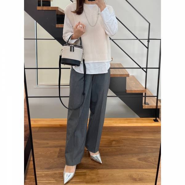 《ズボンでもスカートでもOK♡》「もう在庫が欠けて」いる！？【UNIQLO：C 】の”Vネックベスト”のコーディネート特集！