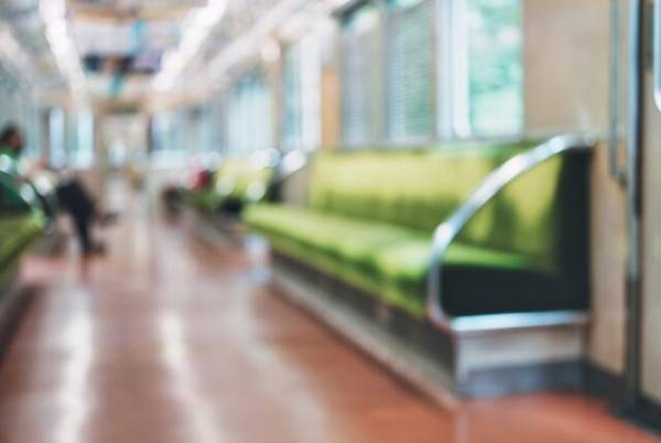 空席がある電車で、毎日『目の前に立ってくる』男性⇒「痛っ！？」男性の【行きすぎた恐怖行動】で…「警察に相談を！」