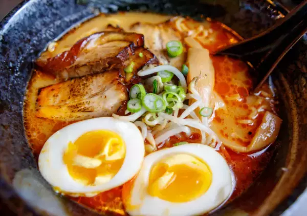 ラーメン屋で…客「財布持ってないから一口ずつくれ」店主「はあ！？」次の瞬間…【店主の言動】に…客は顔面蒼白！？