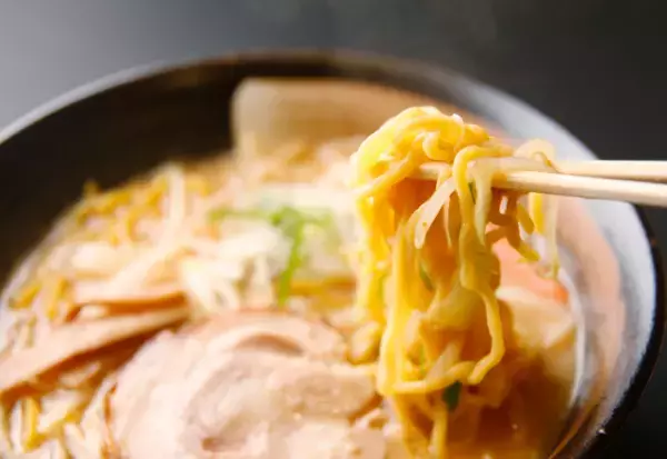 ラーメン屋で『創作系ラーメン』を頼むと…店主「同じもんばっか頼んで…」続けて放った”店主の言葉”に…客「はあ？」