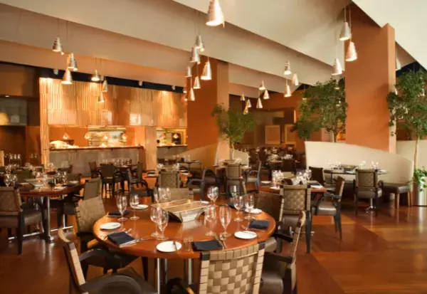 高級レストランで…客「予約したものです」店員「4名でご予約の…あれ？」数分後…→「実は…」青ざめた”店員の主張”に絶句…