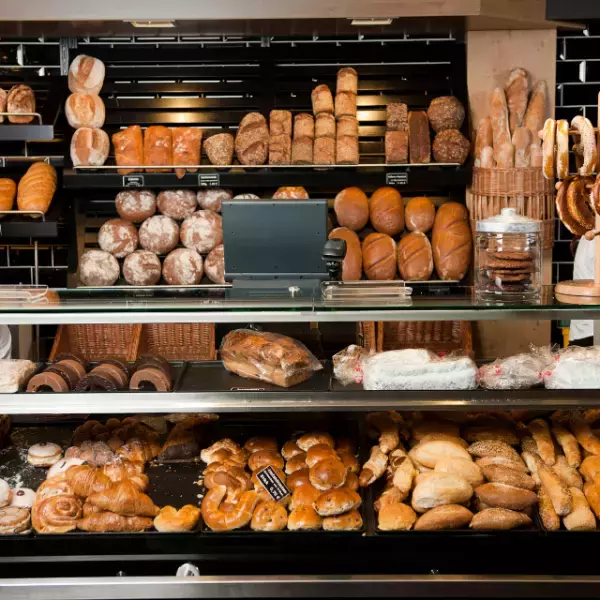 カフェで…『米粉100％パン』を食べた客が倒れた！？店員が謝罪するが…⇒その後発覚した【客の計画】に…店員「どうしよう…」