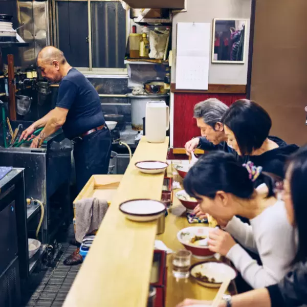 飲食店で…男「コップ使うんじゃねぇよ」私「え？」店で‟コップを使ってはいけないワケ”に…⇒店主「あの、お客様…」
