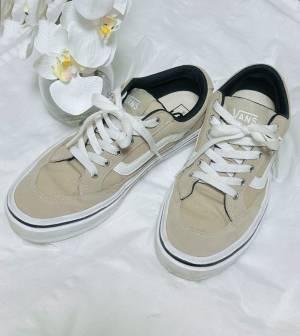 《淡いカラーが春に映える！？》「どんなコーデにもマッチ」♡【VANS】の”ベージュスニーカー”で春コーデ3選！
