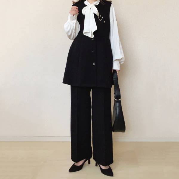 《1枚でいろんな場面に使える！》「持っていて損はなし」の”ボウタイブラウス”を紹介！