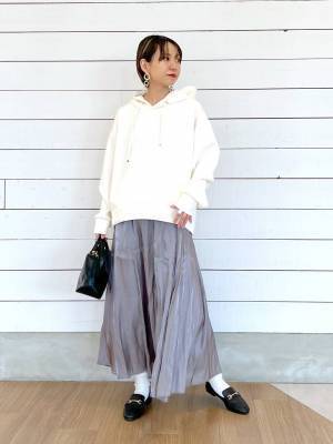 光沢感が今っぽい♡【グローバルワーク】シーズンレスで大活躍！「フレアスカート」