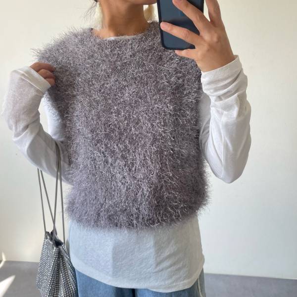 「流行りの服を安心価格で挑戦できる！」【しまむら】で買えるフェザーベストが「主役級に可愛い！」