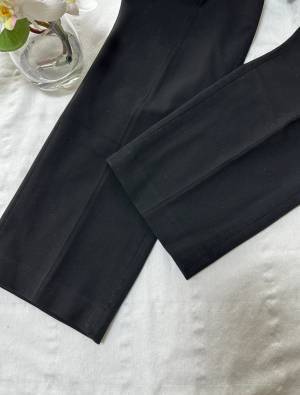 まさに「一軍アイテム」！！【ユニクロ】どんなシーンでもとにかく着回せる！”美脚見えボトムス”は「オールシーズン」大活躍