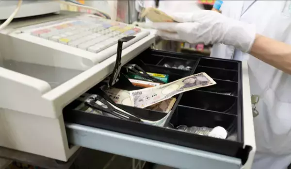 店員「うちは現金のみでして…」客「今どきありえないだろ！」直後…⇒他客の”急所を突く”一言で痛快な結末が！！