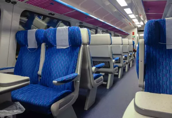 朝の電車で…「席どうぞ」妊婦に席を譲る。その後、男性「席替わってくれ」→席を譲ってほしい男性が”無神経な言葉”を言い、他の客が一言…！