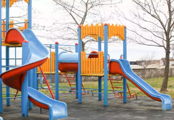 義父に娘を預けると…「大した怪我じゃないから」足を擦りむいて帰って来た！？→その後の”義父の一言”に母は怒り…！