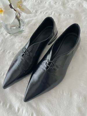 これ【SHEIN】って信じられる！？「超優秀」で「長時間履いても疲れない」デザイン性抜群”フラットシューズ”を発見！