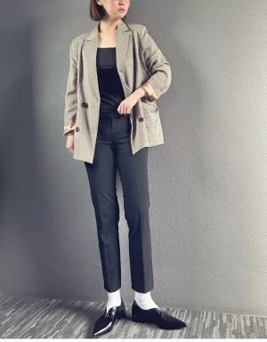 《コーデのマンネリ対策に…！》オンオフどちらでも使える”大人のフラットシューズコーデ”おすすめ4選