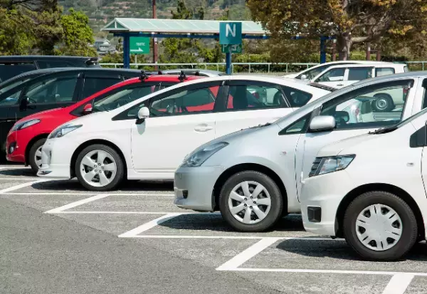 自宅の駐車場に…”見知らぬ車”がとまっていた！？警察に連絡すると→犯人が判明し驚き…！