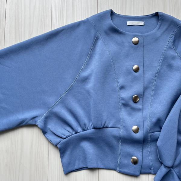 着るだけで「くびれ爆誕」！？【しまむら】「上手に体型カバー」できちゃう”カラートップス”は春コーデに◎