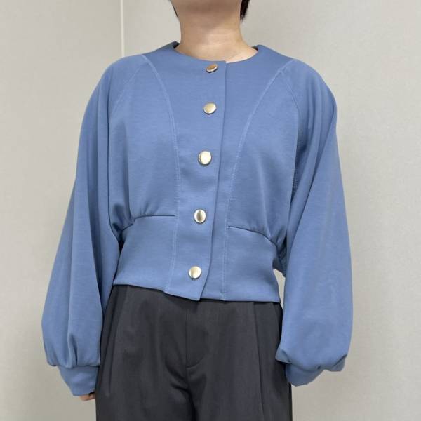 着るだけで「くびれ爆誕」！？【しまむら】「上手に体型カバー」できちゃう”カラートップス”は春コーデに◎