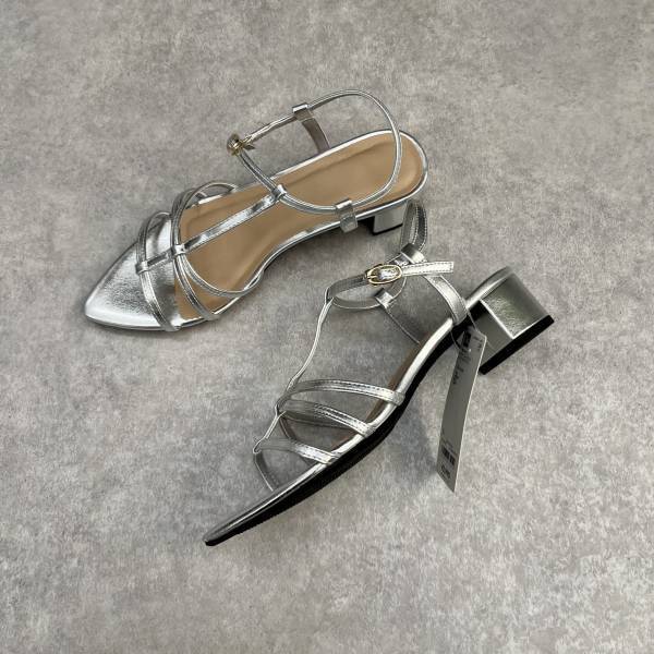 「昨年人気だった」アイテムが今年も！？【GU】”ナローストラップヒールサンダル”が履きやすくて可愛い♡