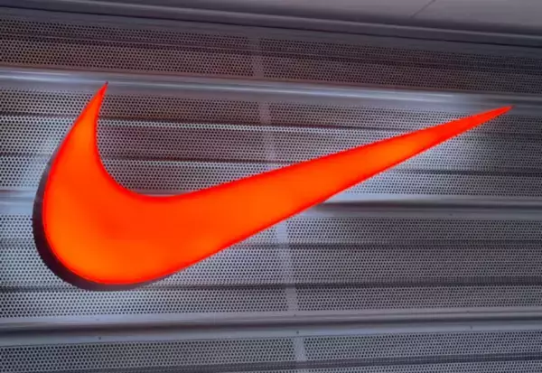 トレンドはシルバー！【NIKE】の「スニーカー」で作る”大人コーデ”4選