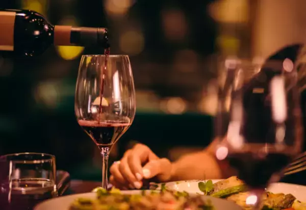 店員「2万7千円になります」デートの”食事の会計”に驚いていると…彼氏「ほら早く！」その後の【理不尽な要求】に衝撃！？