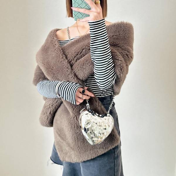 「いまっぽさ全開」でたまらなく可愛い！【ZARA】「コーデのポイント」になる”ハートバッグ”